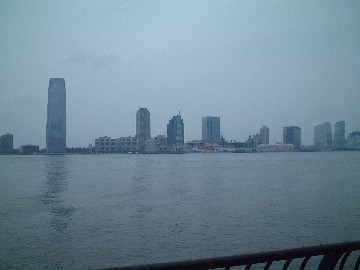 川の対岸から見たマンハッタン