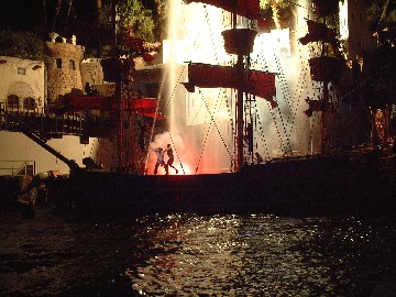 トレジャーアイランド(Treasure Island)ホテルの前で行われる海賊ショー(Buccaneer Bay Pirate Battle)